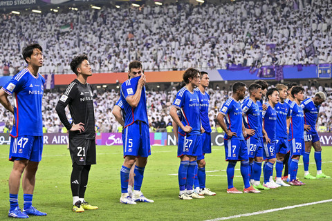 Para pemain Yokohama bereaksi setelah kalah pada leg kedua Final Liga Champions AFC antara Al Ain dari UEA dan Yokohama F. Marinos dari Jepang di Stadion Hazza Bin Zayed di Al-Ain (25/5/2024). Foto: Giuseppe Cacace/AFP