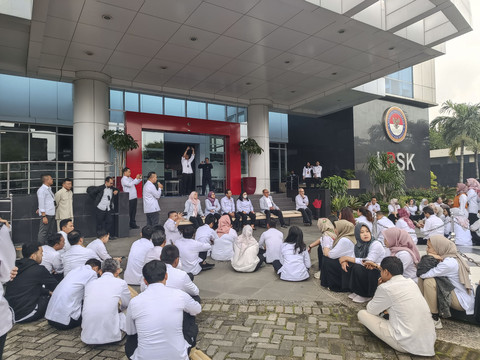 Ikatan Pegawai LPSK berdiskusi dan menyampaikan aspirasi ke pimpinan LPSK terkait dengan efisiensi anggaran Tahun 2025, di Kantor LPSK, Ciracas, Jakarta Timur, Senin (10/2/2025). Foto: Fadhil Pramudya/kumparan