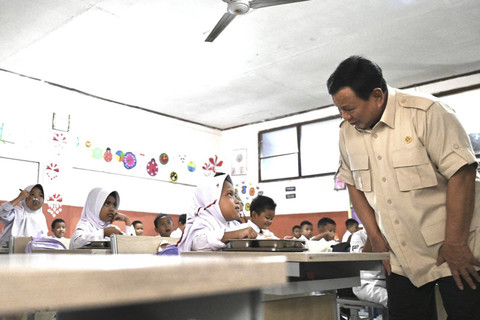Presiden Prabowo Subianto meninjau program MBG di SDN Kedung Jaya 1 Bogor, Kota Bogor, Senin (10/2/2025). Foto: Cahyo/Biro Pers Sekretariat Presiden