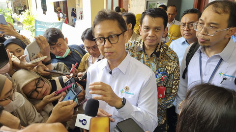 Menteri Kesehatan, Budi Gunadi Sadikin saat meninjau Cek Kesehatan Gratis (CKG) di Puskesmas Manukan Kulon, Jalan Manukan Dalam No.12, Manukan Kulon, Kec. Tandes, Surabaya, Senin (10/2/2025). Foto: Farusma Okta Verdian/kumparan