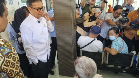 Menteri Kesehatan, Budi Gunadi Sadikin saat meninjau Cek Kesehatan Gratis (CKG) di Puskesmas Manukan Kulon, Jalan Manukan Dalam No.12, Manukan Kulon, Kec. Tandes, Surabaya, Senin (10/2/2025). Foto: Farusma Okta Verdian/kumparan