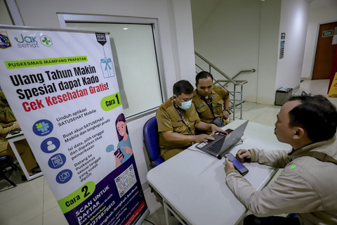 Warga melakukan pemeriksaan kesehatan gratis di Puskesmas Mampang Prapatan, Jakarta, pada Senin (10/2/2025). Foto: Jamal Ramadhan/kumparan