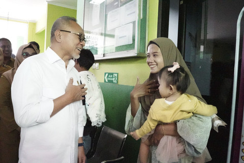 Menteri Koordinator Bidang Pangan Zulkifli Hasan melihat langsung pelaksanaan Program Cek Kesehatan Gratis (CKG) di Puskesmas Taman Sidoarjo, Senin (10/2/2025). Foto: Dok. Istimewa