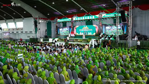 Presiden Prabowo Subianto memberikan sambutan saat menbuka Kongres ke-18 Muslimat NU di Surabaya, Senin (10/2/2025). Foto: YouTube/Sekretariat Presiden