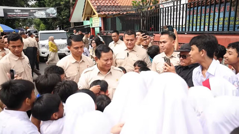 Momen Presiden Prabowo Subianto diberi boneka oleh anak sekolah di Bogor, Jawa Barat, Senin (10/2/2025) Foto: YouTube/ Prabowo Subianto