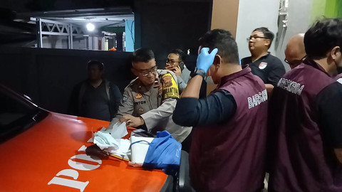 Badan Reserse Kriminal (Bareskrim) Polri memeriksan dan mengamankam beberapa dokumen dalam proses penggeledahan di Kantor Desa Kohod, Kecamatan Pakuhaji, Kabupaten Tangerang. Foto: Dok. Istimewa