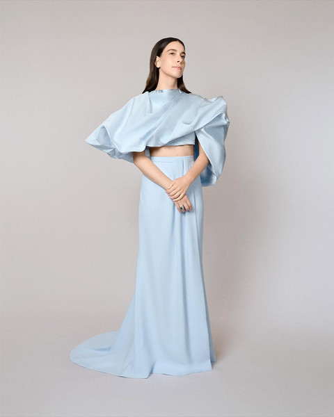 Gaun biru lansiran Louis Vuitton. Foto: Instagram @louisvuitton