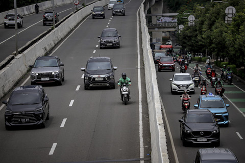 Pengendara motor terlihat melintas di Jalan Layang Non Tol (JLNT) Casablanca, Jakarta, pada Selasa (11/2/2025). Foto: Jamal Ramadhan/kumparan