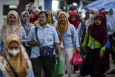 Sejumlah buruh berjalan saat jam pulang kerja di salah satu pabrik di Kota Tangerang, Banten, Senin (10/2/2025). Foto: Putra M. Akbar/ANTARA FOTO