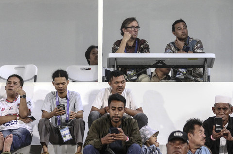 Asisten Pelatih Timnas Indonesia Alex Pastoor (kiri) dan Denny Landzaat (kanan) menyaksikan laga BRI Liga 1 antara Malut United melawan Borneo FC Samarinda di Stadion Gelora Kie Raha Ternate, Maluku Utara, Senin (10/2/2025). Foto: Andri Saputra/ANTARA FOTO