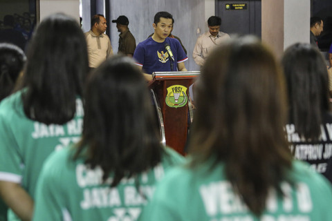 Wakil Menteri Pemuda dan Olahraga (Wamenpora) Taufik Hidayat (tengah) membuka Seleksi Nasional PBSI 2025 di Pelatnas PBSI, Cipayung, Jakarta, Selasa (11/2/2025). Foto: Asprilla Dwi Adha/ANTARA FOTO