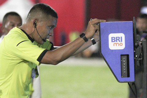 Wasit Agung Setiayawan (kanan) melihat Video Assistant Referee (VAR) setelah pesepak bola Malut United dijatuhkan penjaga gawang Borneo FC Nadeo Winata pada laga lanjutan BRI Liga 1 di Stadion Gelora Kie Raha Ternate, Maluku Utara, Senin (10/2/2025). Foto: Andri Saputra/ANTARA FOTO