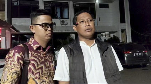 Kuasa Hukum Arsin bin Asip, Yunihar (kemeja putih) saat memberikan keterangan pers di Polsek Pakuhaji, Tangerang. Foto: kumparan