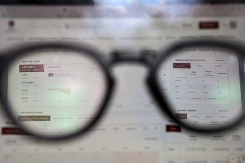 Warga mengakses data saham dari perangkat laptop di Jakarta, Selasa (11/2/2025).  Foto: Asprilla Dwi Adha/ANTARA FOTO