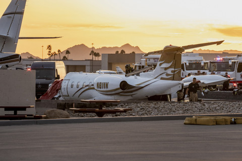 Puing pesawat yang mengalami kecelakaan di Bandara Scottsdale, Arizona, Amerika Serikat, Senin (10/2/2025). Foto: Thomas Machowicz/Reuters