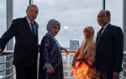 Presiden Turki Erdogan dan istri (Emine) bersama PM Anwar Ibrahim dan istri (Wan Azizah) di Kuala Lumpur, Senin (10/2/2025). Foto: Instagram/@anwaribrahim_my