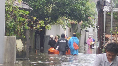 Petugas mengevakuasi turis asing terjebak banjir di Bali. Foto: dok. BPBD Kota Denpasar