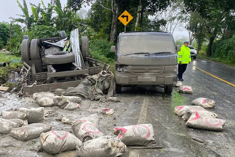 Kecelakaan beruntun truk pengangkut 450 sak semen di turunan jalan di Kabupaten Bangli, Bali, Minggu (9/2/2025). Foto: Polres Bangli