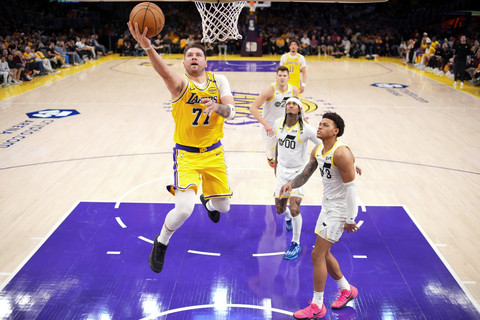 Pemain LA Lakers Luka Doncic melepaskan tembakan saat melawan Utah Jazz pada pertandingan babak kedua NBA di Crypto.com Arena, Los Angeles, Amerika Serikat, Senin (10/2/2025). Foto: Mark J. Terrill/AP Photo