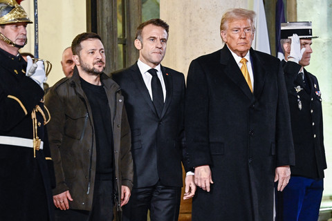 Presiden Prancis Emmanuel Macron (tengah) didampingi oleh presiden terpilih AS Donald Trump dan Presiden Ukraina Volodymyr Zelensky meninggalkan gedung setelah pertemuan di Istana Kepresidenan Elysee di Paris, Prancis, pada 7 Desember 2024. Foto: JULIEN DE ROSA / AFP