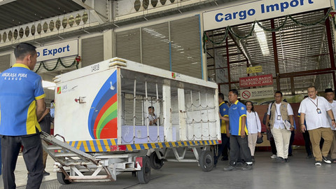 Jenazah warga negara Indonesia (WNI) bernama Victor Maruli Tua (39) yang tewas dalam insiden penembakan oleh Polisi Maritim Malaysia (APMM) di Perairan Selangor dipulangkan ke Sumatera Utara (Sumut) hari ini Selasa (11/2/2025). Foto: Tri Vosa Fabiola Ginting/kumparan
