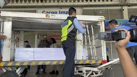 Jenazah warga negara Indonesia (WNI) bernama Victor Maruli Tua (39) yang tewas dalam insiden penembakan oleh Polisi Maritim Malaysia (APMM) di Perairan Selangor dipulangkan ke Sumatera Utara (Sumut) hari ini Selasa (11/2/2025). Foto: Tri Vosa Fabiola Ginting/kumparan