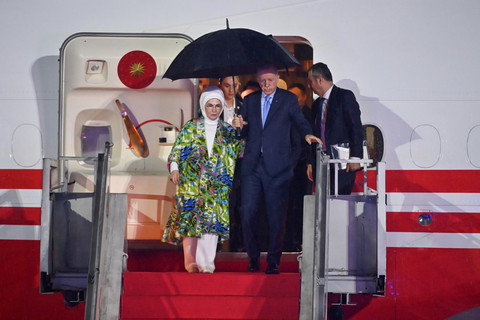 Presiden Turki Recep Tayyip Erdogan (tengah) bersama istrinya, Emine Erdogan (kiri) menuruni tangga pesawat setibanya di Pangkalan Udara TNI AU Halim Perdanakusuma, Jakarta, Selasa (11/2/2025). Foto: Aditya Pradana Putra/ANTARA FOTO