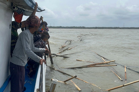 TNI AL membongkar pagar laut di wilayah Tanjung Pasir, Tangerang, Banten, Selasa (11/2/2025). Foto: Dispenal