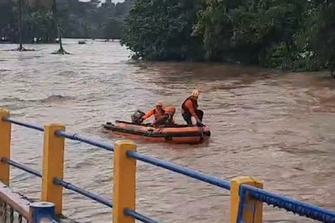 Tim SAR terseret arus banjir saat evakuasi warga di Maros. Foto: kumparan