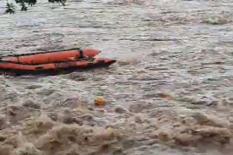 Tim SAR terseret arus banjir saat evakuasi warga di Maros. Foto: kumparan