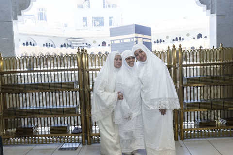 Megawati (tengah) umrah bareng anak (Puan Maharani, kiri) dan cucu (Pinka), Senin (11/2/2025). Foto: Dok. Istimewa