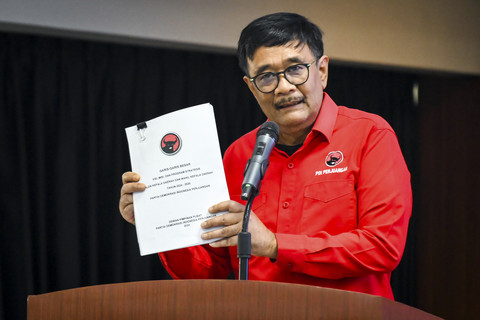 Ketua DPP PDI Perjuangan Bidang Ideologi dan Kaderisasi Djarot Saiful Hidayat menyampaikan paparannya saat membuka pembekalan kepala daerah terpilih di Lenteng Agung, Jakarta, Rabu (12/2/2025). Foto: Sulthony Hasanuddin/ANTARA FOTO