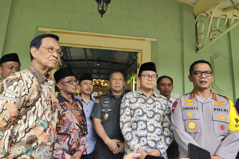 Gubernur DIY Sri Sultan Hamengku Buwono X (paling kiri), Jubir KMY Mahrus Ali (berpeci), dan Kapolda DIY Irjen Pol Suwondo Nainggolan di Kepatihan Pemda DIY, Rabu (12/2/2025). Foto: Arfiansyah Panji Purnandaru/kumparan