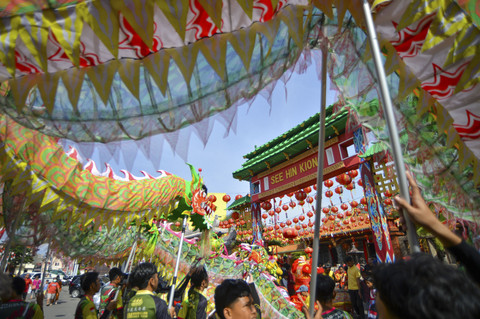 Arak-arakan naga mengikuti Festival Cap Go Meh di depan kelenteng See Hin Kiong Padang, Sumatera Barat, Minggu (9/2/2025). Foto: Iggoy el Fitra/ANTARA FOTO