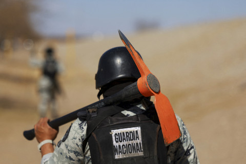 Anggota Garda Nasional Meksiko mencari terowongan ilegal di dekat perbatasan dengan AS di Ciudad Juarez, Meksiko, Selasa (11/2/2025). Foto: Jose Luis Gonzalez/Reuters