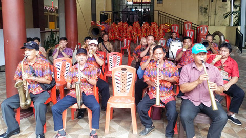 Pemain musik bambu yang ambil bagian pada Festival Cap Go Meh 2025 di Kota Manado, Sulawesi Utara.
