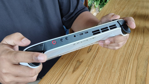 Lenovo Legion Go S. Foto: Habib Allbi Ferdian/kumparan