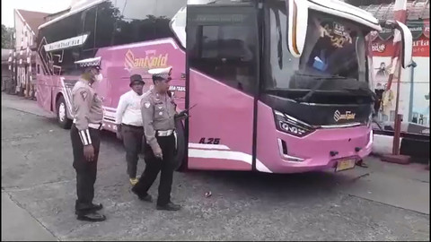 Ditlantas Polda Metro Jaya merazia bus dan kendaraan yang menggunakan  klakson telolet di sejumlah terminal di Jakarta, Rabu (12/2/2025). Foto: Dok. Ditlantas Polda Metro Jaya