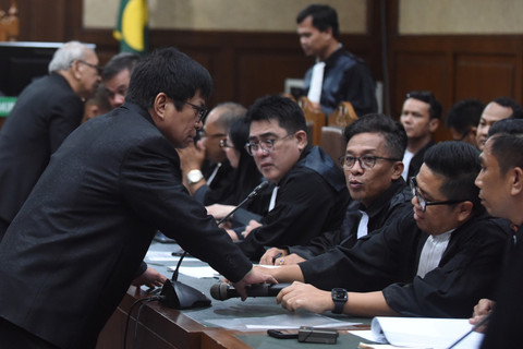 Mantan Komisaris PT TEP Saut Irianto Rajagukguk (kedua kiri) dan mantan Dirut PT Totalindo Eka Persada (TEP) Donald Sihombing (kiri) berdiskusi dengan kuasa hukumnya saat menjalani sidang dakwaan di Pengadilan Tipikor, Jakarta, Rabu (12/2/2025). Foto: Indrianto Eko Suwarso/ANTARA FOTO