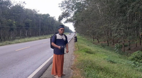 Tim praktisi ruqyah syariyah saat melaksanakan ruqyah jalanan yang dianggap angker di sepanjang Jalan Nasional Ir Sutami ruas Kecamatan Tanjung Bintang dan Tanjung Sari, Lampung Selatan. | Foto: istimewa