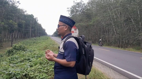 Tim praktisi ruqyah syariyah saat melaksanakan ruqyah jalanan yang dianggap angker di sepanjang Jalan Nasional Ir Sutami ruas Kecamatan Tanjung Bintang dan Tanjung Sari, Lampung Selatan. | Foto: istimewa