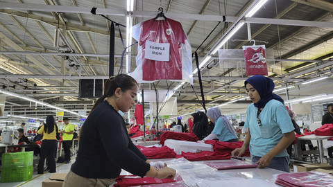 Sejumlah pekerja menyelesaikan pembuatan jersey Timnas Indonesia di Pabrik Erspo, Kabupaten Bandung, Jawa Barat, Rabu (12/02/2025). Foto: Soni Insan Bagus/kumparan