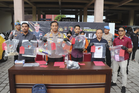 Jumpa pers Tiga perempuan berinsial OSM (38), IOP (38) dan ALY (57) nekat menyiksa sampai tewas seorang pria bertato bernama I Pande Gede Putra Palguna alias Pande alias Dede (53), warga Bekasi, Jawa Barat. Foto: Denita BR Matondang/kumparan