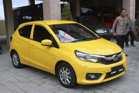 Barang bukti ditunjukkan saat jumpa pers Tiga perempuan berinsial OSM (38), IOP (38) dan ALY (57) nekat menyiksa sampai tewas seorang pria bertato bernama I Pande Gede Putra Palguna alias Pande alias Dede (53), warga Bekasi, Jawa Barat. Foto: Denita BR Matondang/kumparan