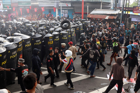 Personel kepolisian menghalau massa yang menghalangi proses eksekusi lahan di Jalan AP Pettarani, Makassar, Sulawesi Selatan, Kamis (13/2/2025). Foto: ANTARA FOTO/Arnas Padda