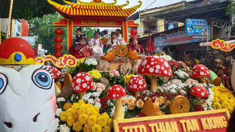 Kendaraan hias pada karnaval Festival Cap Go Meh di Kota Manado, Sulawesi Utara.