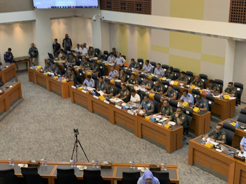 Suasana Raker Komisi I DPR RI dengan Menhan, Panglima TNI menghadirkan KASAD, KASAL dan KASAU di Kompleks Parlemen Senayan, Jakarta, Kamis (13/2/2025). Foto: Luthfi Humam/kumparan