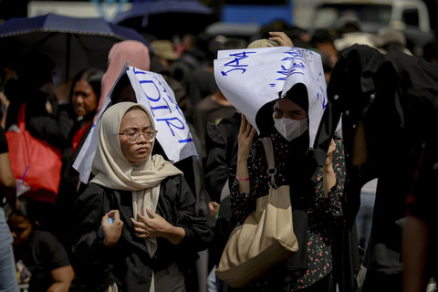 Massa yang tergabung dalam Gerakan Rakyat Indonesia menggelar unjuk rasa di depan Gedung Parlemen RI, Jakarta, Kamis (13/2/2025). Foto: Jamal Ramadhan/kumparan
