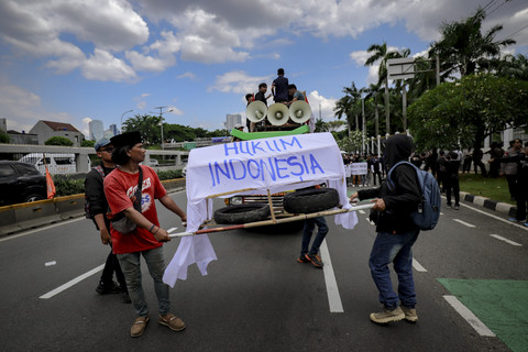 Massa yang tergabung dalam Gerakan Rakyat Indonesia menggelar unjuk rasa di depan Gedung Parlemen RI, Jakarta, Kamis (13/2/2025). Foto: Jamal Ramadhan/kumparan