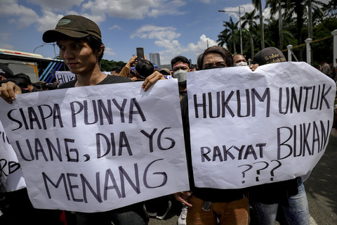 Massa yang tergabung dalam Gerakan Rakyat Indonesia menggelar unjuk rasa di depan Gedung Parlemen RI, Jakarta, Kamis (13/2/2025). Foto: Jamal Ramadhan/kumparan